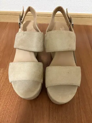 CECIL McBEE 베이지 샌들 M 사이즈