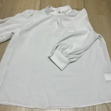 화이트 긴팔 블라우스