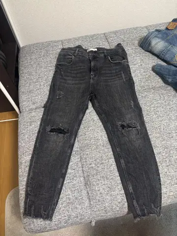 ZARA 블랙 스키니 청바지 데미지 가공