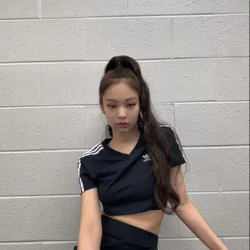 BLACKPINK 제니 착용 adidas 크롭 T셔츠 블랙 S