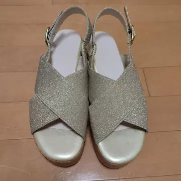 골드 크로스 스트랩 통굽 샌들