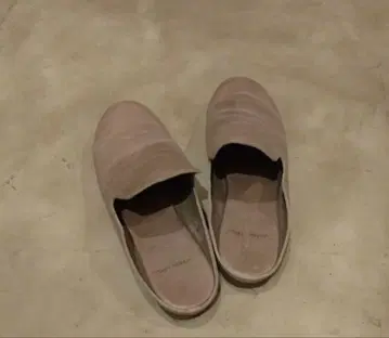 요건 레일 슬립온 펌프스