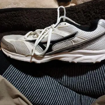 Mizuno 메쉬 스니커즈 화이트/블랙