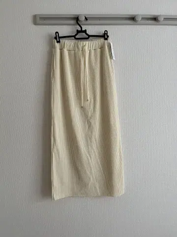 크림색 타이트 롱 스커트