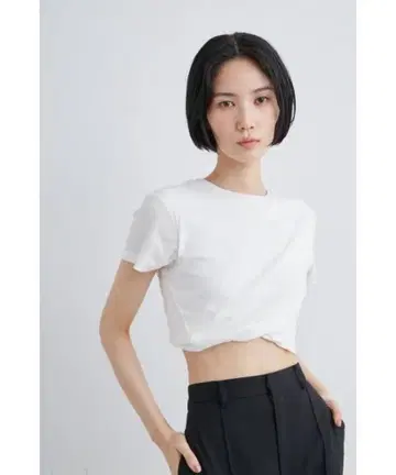 MIESROHE 트위스트 디테일 크롭 T셔츠