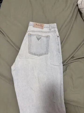 GUESS 라이트 블루 스트레이트 데님