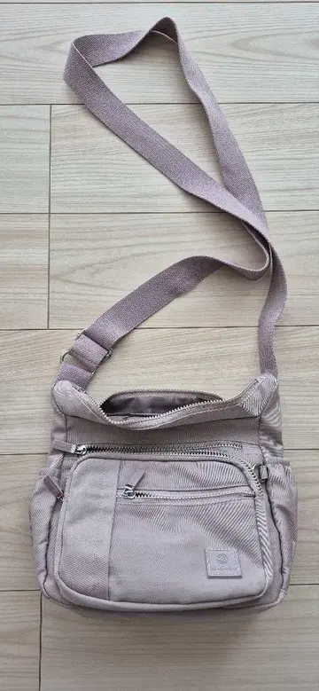 옅은 핑크색 숄더백
