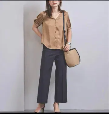 유나이티드 애로우즈 V넥 퍼프 슬리브 블라우스 베이지 카멜
