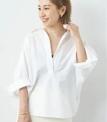 화이트 V넥 5부 소매 셔츠