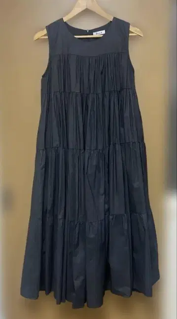 Zara 블랙 슬리브리스 티어드 원피스