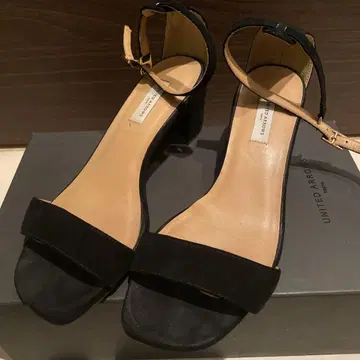 유나이티드 애로우즈 블랙 힐 샌들