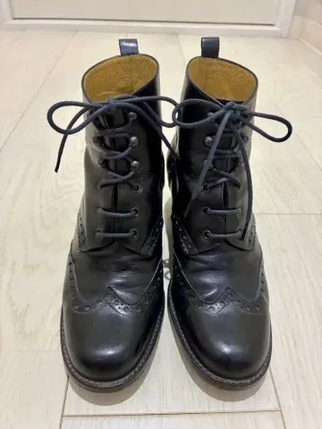 가죽 브로그 디자인 부츠 중간 힐
