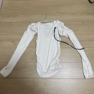 화이트 퍼프 슬리브 긴팔 상의
