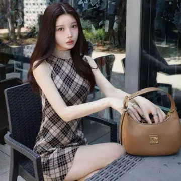 택 포함 새상품 다리치 체크 자카드 슬리브리스 니트 미니 원피스 BEG