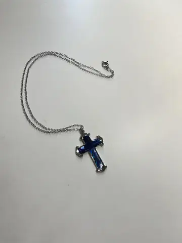 파란 십자가 금속제 목걸이