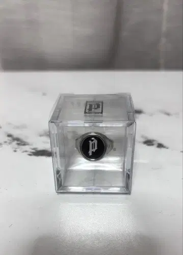 POINTLESS JOURNEY TOY RING 'P' BLACK