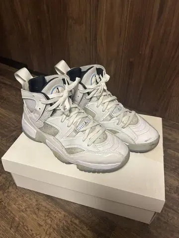 JUMPMAN TWO TREY