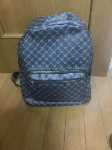 그레이 로고 패턴 백팩