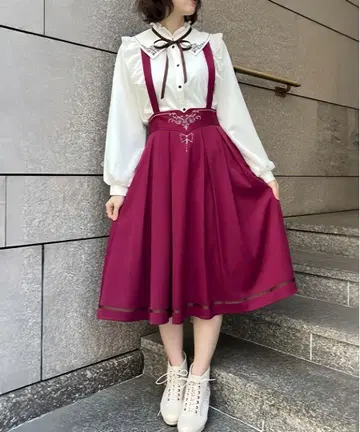 axes femme 카드르 자수 멜빵 턱 스커트 실물 사진 있음