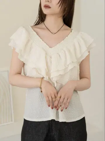 셔링 프릴 블라우스 아이보리