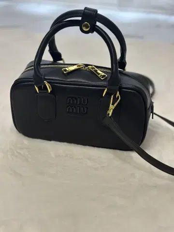 블랙 가죽 숄더백