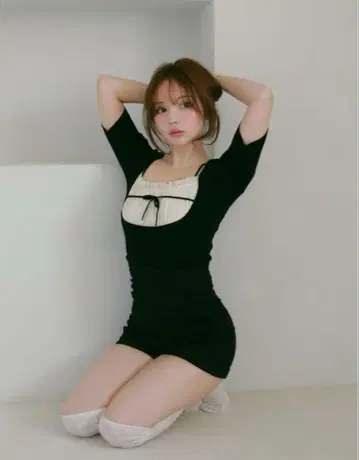 andmary Mew frill tops black