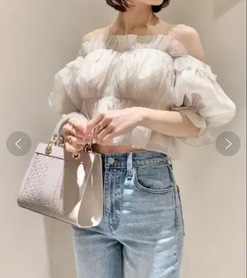 SNIDEL 볼륨 개더 프릴 오프숄더 블라우스