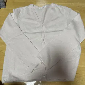 옅은 핑크색 V넥 가디건