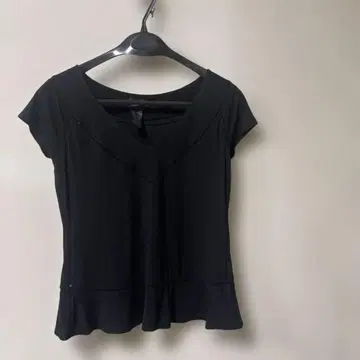 다나 캐란 블랙 V넥 반팔 상의