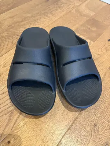 Oofos 블랙 슬라이드 샌들