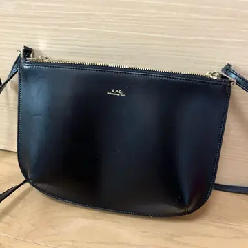 A.P.C. 블랙 가죽 숄더백