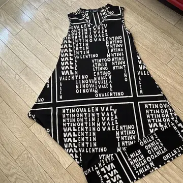 새상품 에터널리 슬리브리스 튜닉 블랙/화이트