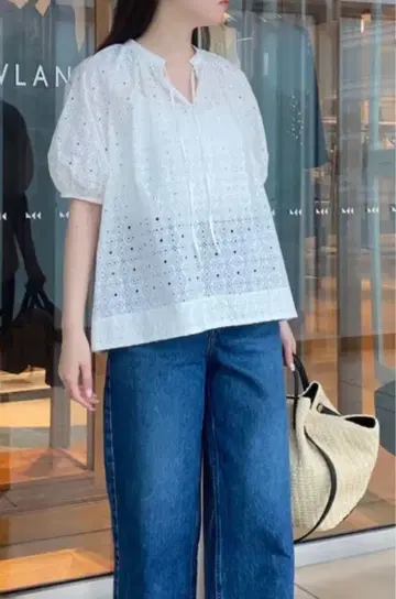 새상품급 보일 스퀘어 자수 퍼프 슬리브 블라우스 2025SS