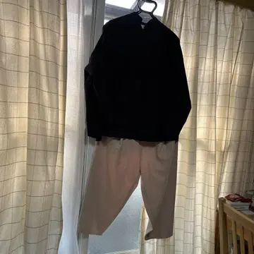 블랙 상의와 베이지 팬츠 셋업