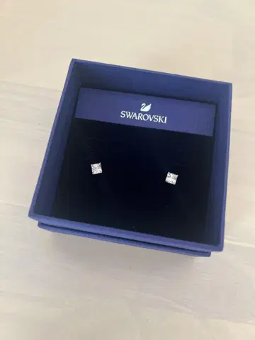 Swarovski 스퀘어 컷 스터드 귀걸이 스와로브스키
