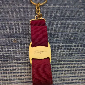 오늘 발송합니다 [ 자택 보관 ] Ferragamo 와인 레드 리본 키링