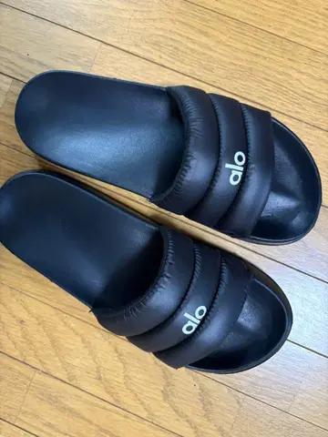 새상품급 alo yoga 블랙 스포츠 샌들