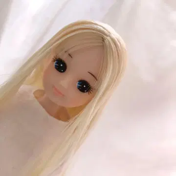 리카 캐슬제 이마 번들거림 있음