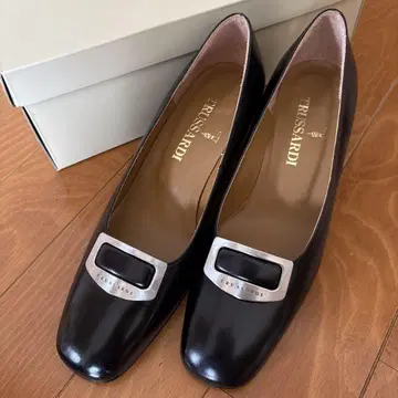 TRUSSARDI 블랙 스퀘어토 펌프스