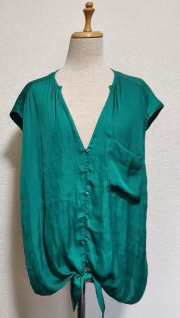 ZARA TRF 프론트 밑단 리본 V넥 슬리브리스 블라우스