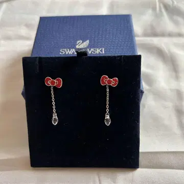 [ 새상품급 ] 스와로브스키 x 헬로키티 리본 귀걸이 (박스 포함)