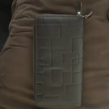 엠보싱 가공 블랙 장지갑