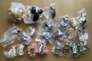 동물 피규어와 고양이형 캡슐 토이 세트 22개