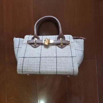 체크 무늬 그레이 계열 숄더백