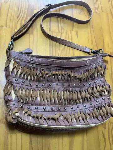브라운 가죽 숄더백 프린지 디자인 아트 디렉트