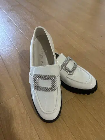 [ DIANA ] 비쥬 로퍼 화이트 23.5cm