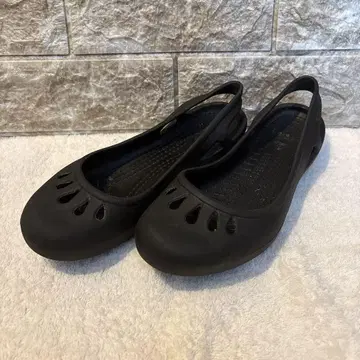 Crocs 블랙 플랫 샌들 W5