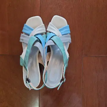파란색과 흰색 스트랩 샌들