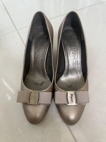 Ferragamo 브론즈 리본 펌프스