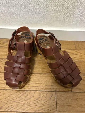 브라운 가죽 스트랩 샌들